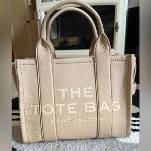 Marc Jacobs THE LEATHER
SMALL TOTE BAG